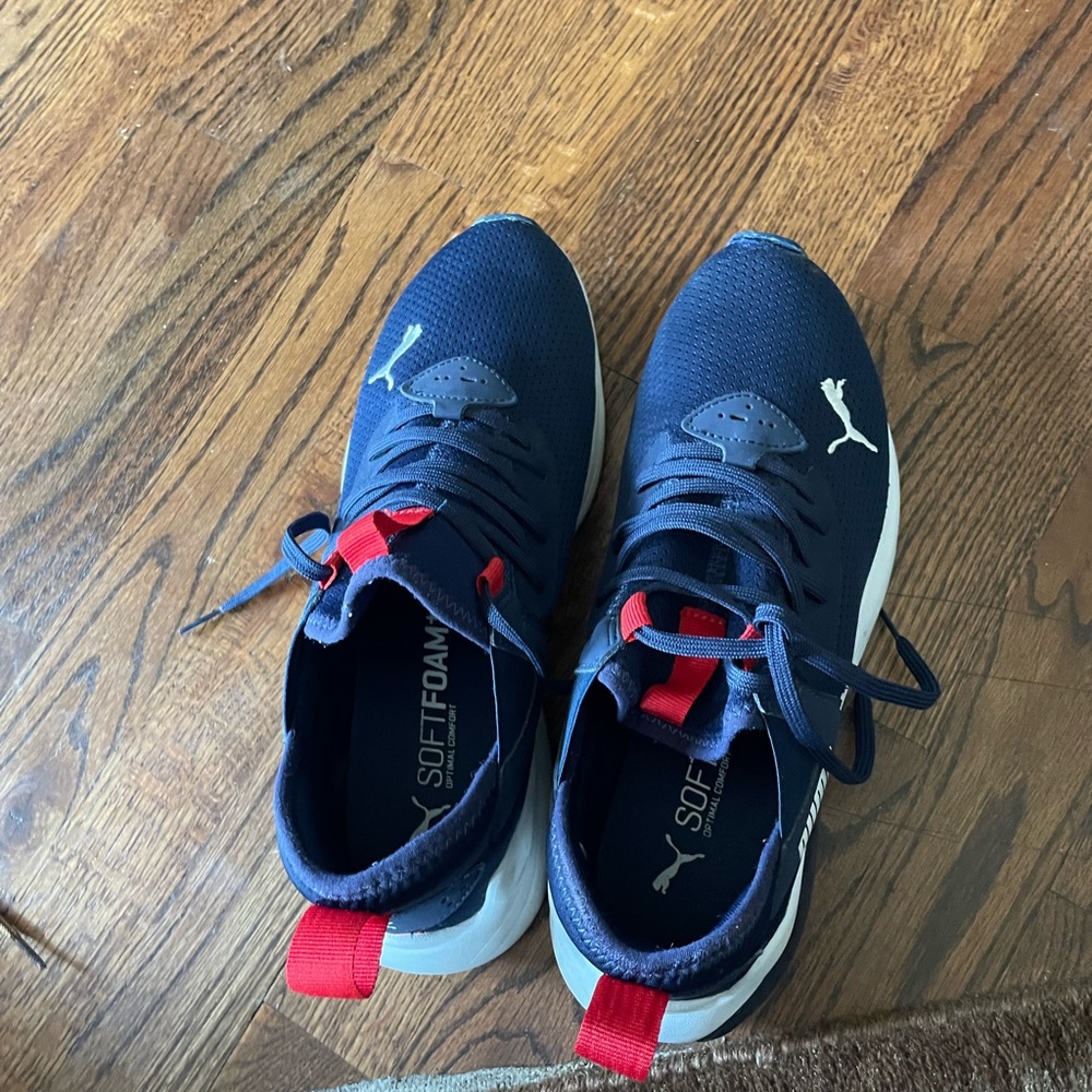 7.5 pumas Very Good condition runners very comfortable as well